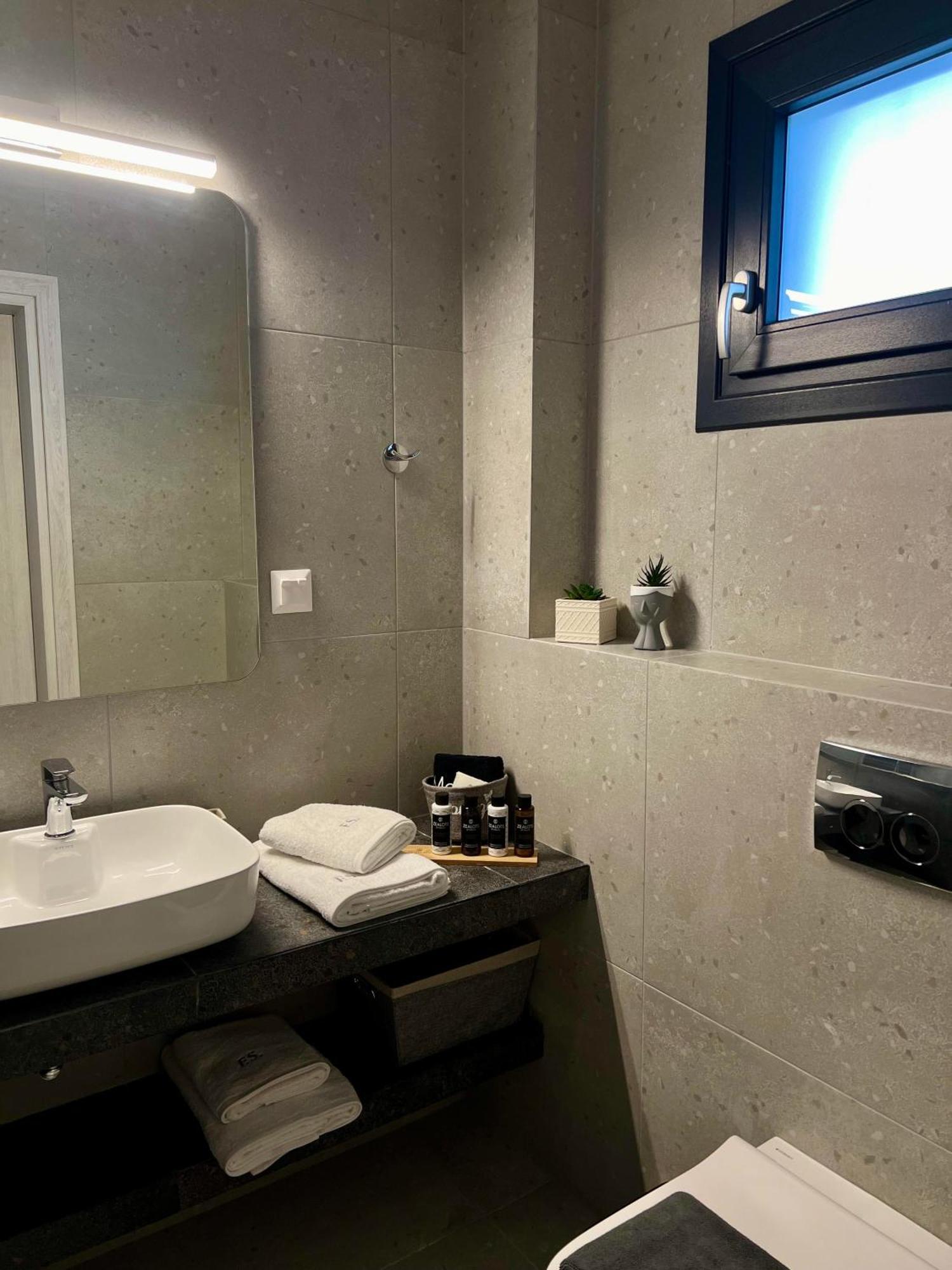 סארטי Four Shades Luxury Suites מראה חיצוני תמונה